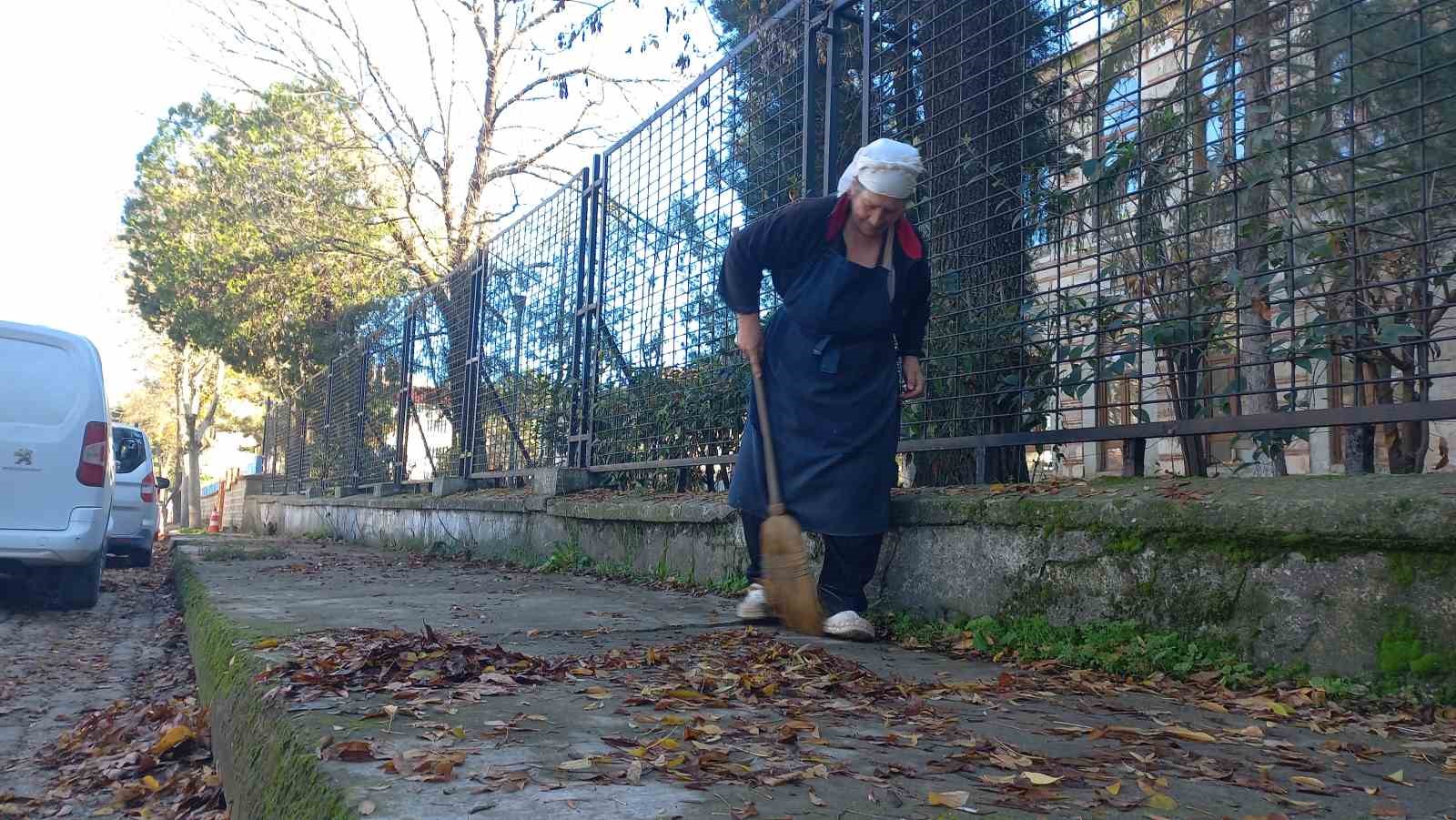 edirnede yasli kadin 34 yildir sonbaharda dusen yapraklari gubreye donusturuyor 2 tGFqtLES