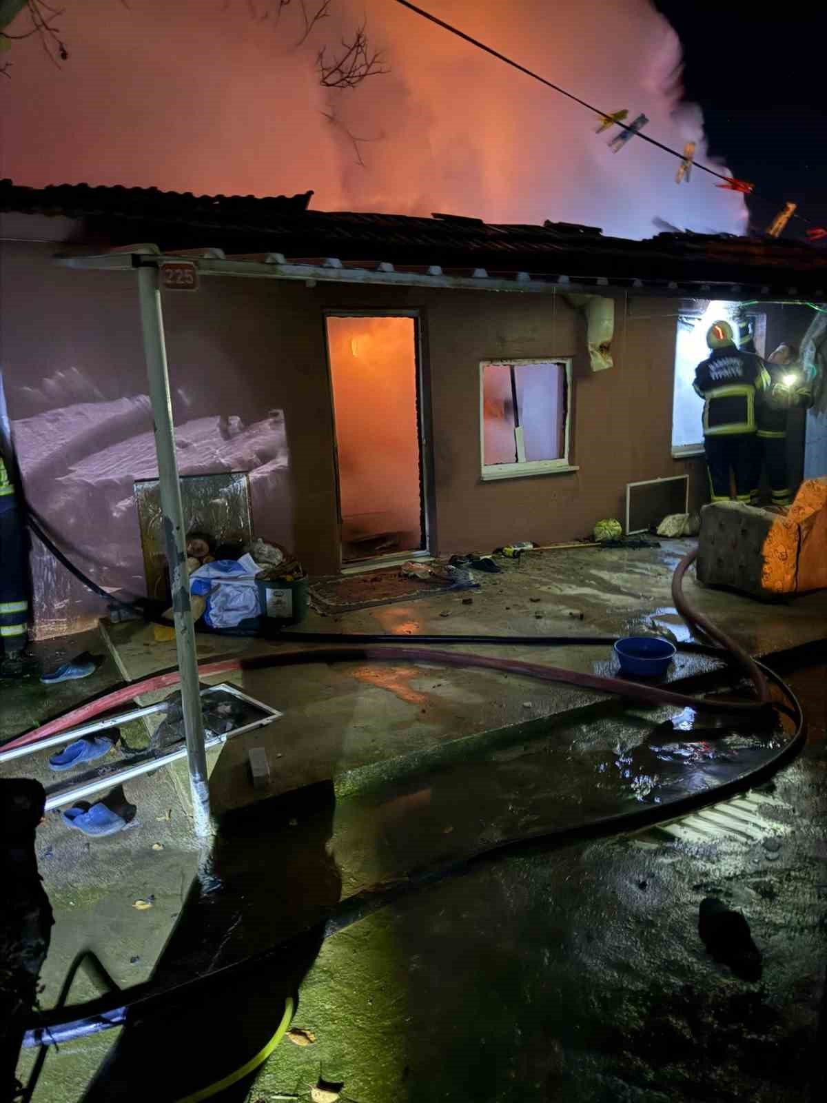 Edirne’de yaşlı kadının evi alevlere teslim oldu 4 edirnede yasli kadinin evi alevlere teslim oldu 0 GzClD665