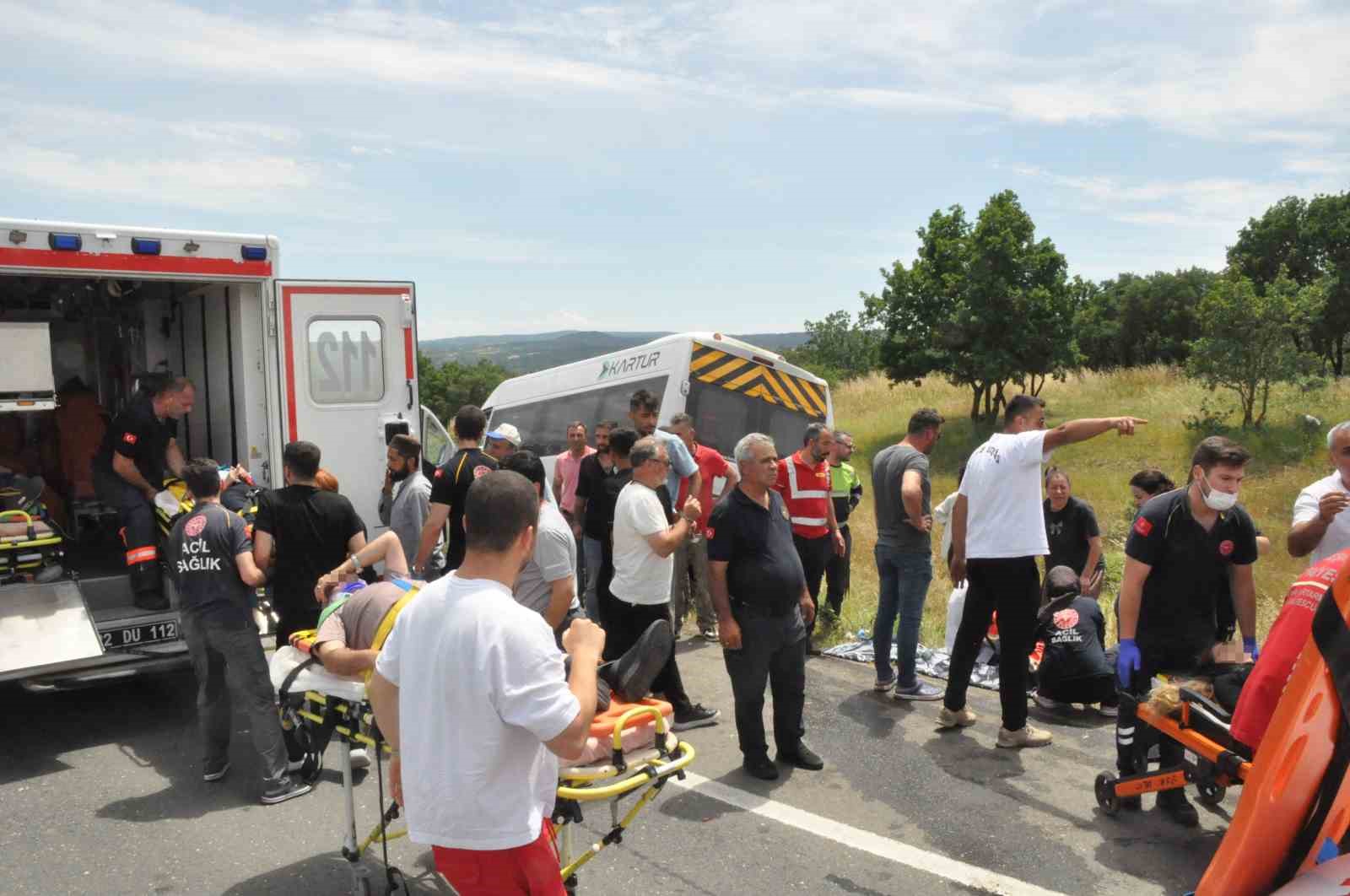 Edirne’de yolcu minibüsü tıra çarptı: 16 yaralı 4 edirnede yolcu minibusu tira carpti 16 yarali 0 Yj6SMmlT