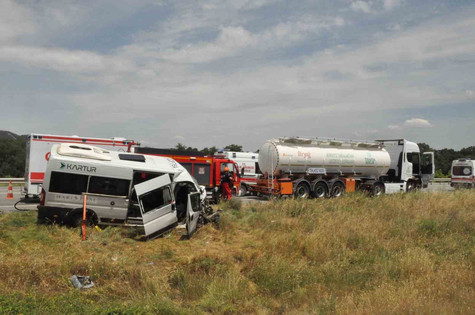 Edirne’de yolcu minibüsü tıra çarptı: 16 yaralı 5 edirnede yolcu minibusu tira carpti 16 yarali 1 PikDXFYk