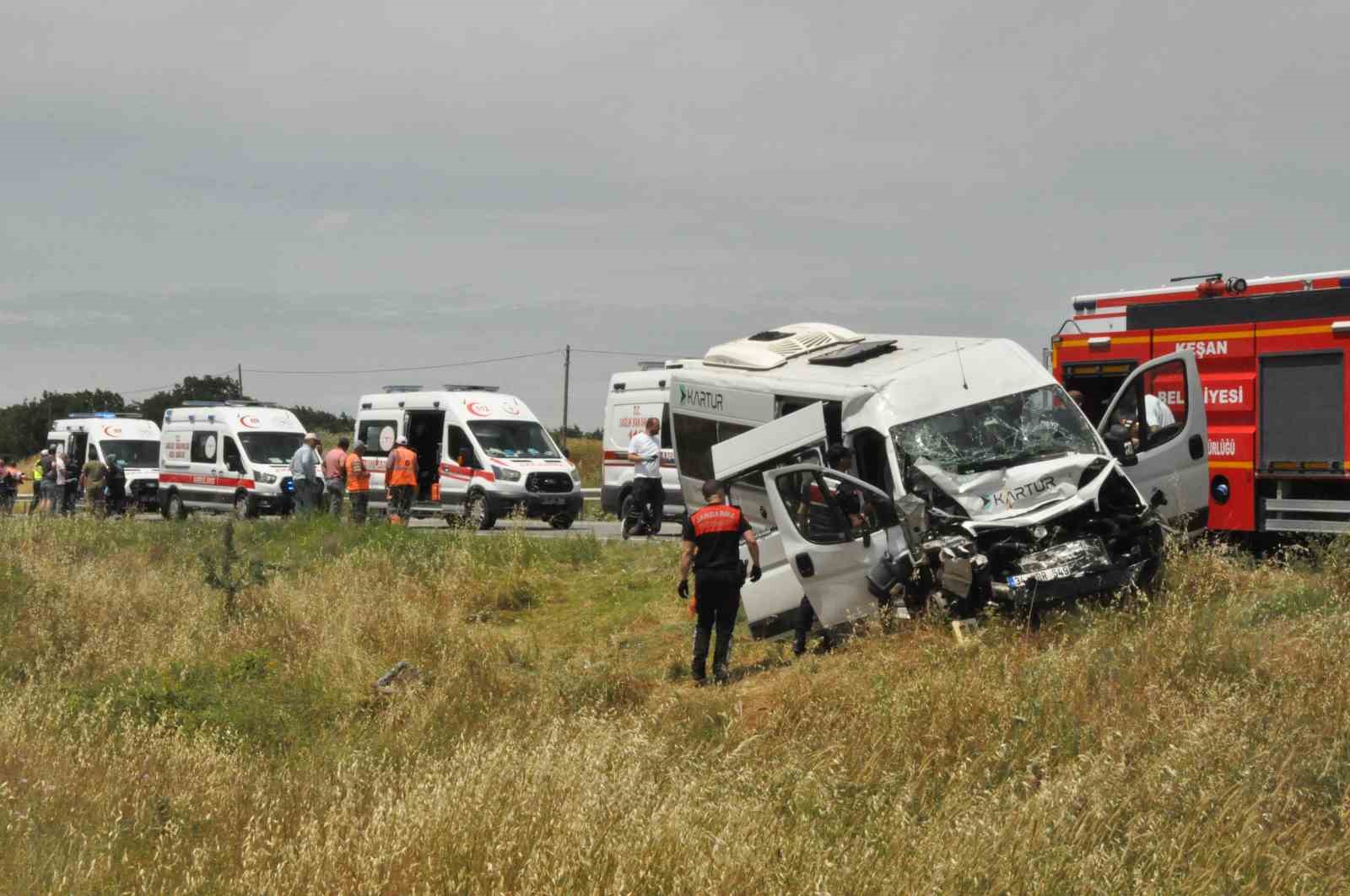 Edirne’de yolcu minibüsü tıra çarptı: 16 yaralı 6 edirnede yolcu minibusu tira carpti 16 yarali 2 ARmEuDPs
