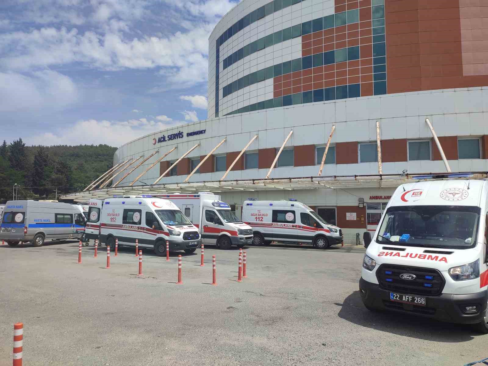 Edirne’de yolcu minibüsü tıra çarptı: 16 yaralı 7 edirnede yolcu minibusu tira carpti 16 yarali 3 kylQVuC6