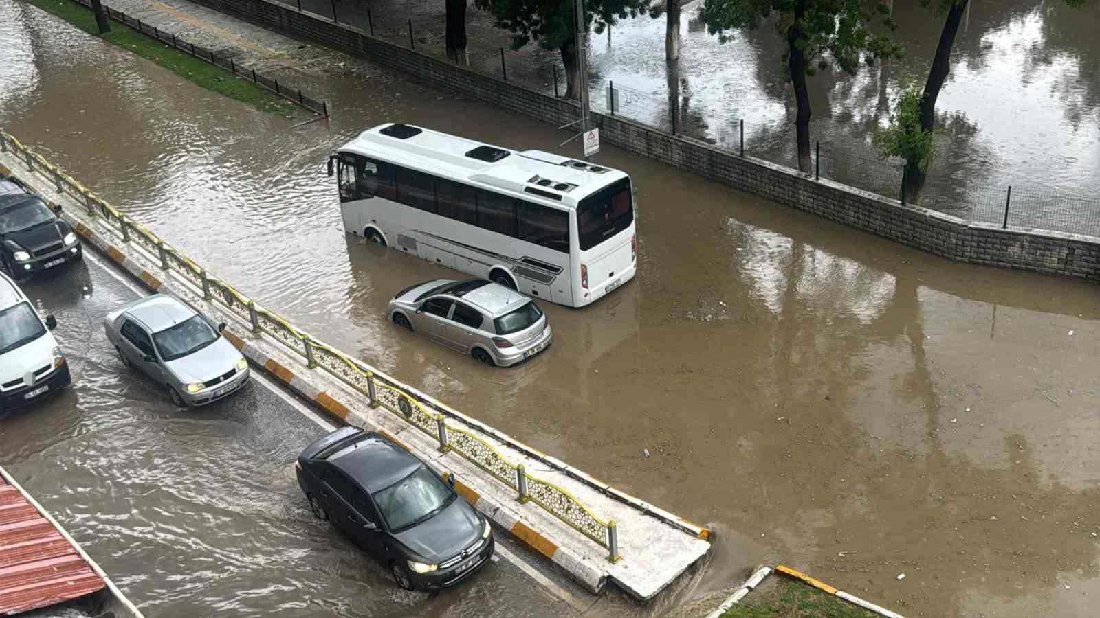 edirnede yollar gole dondu araclar mahsur kaldi 1 Odgq5J2T