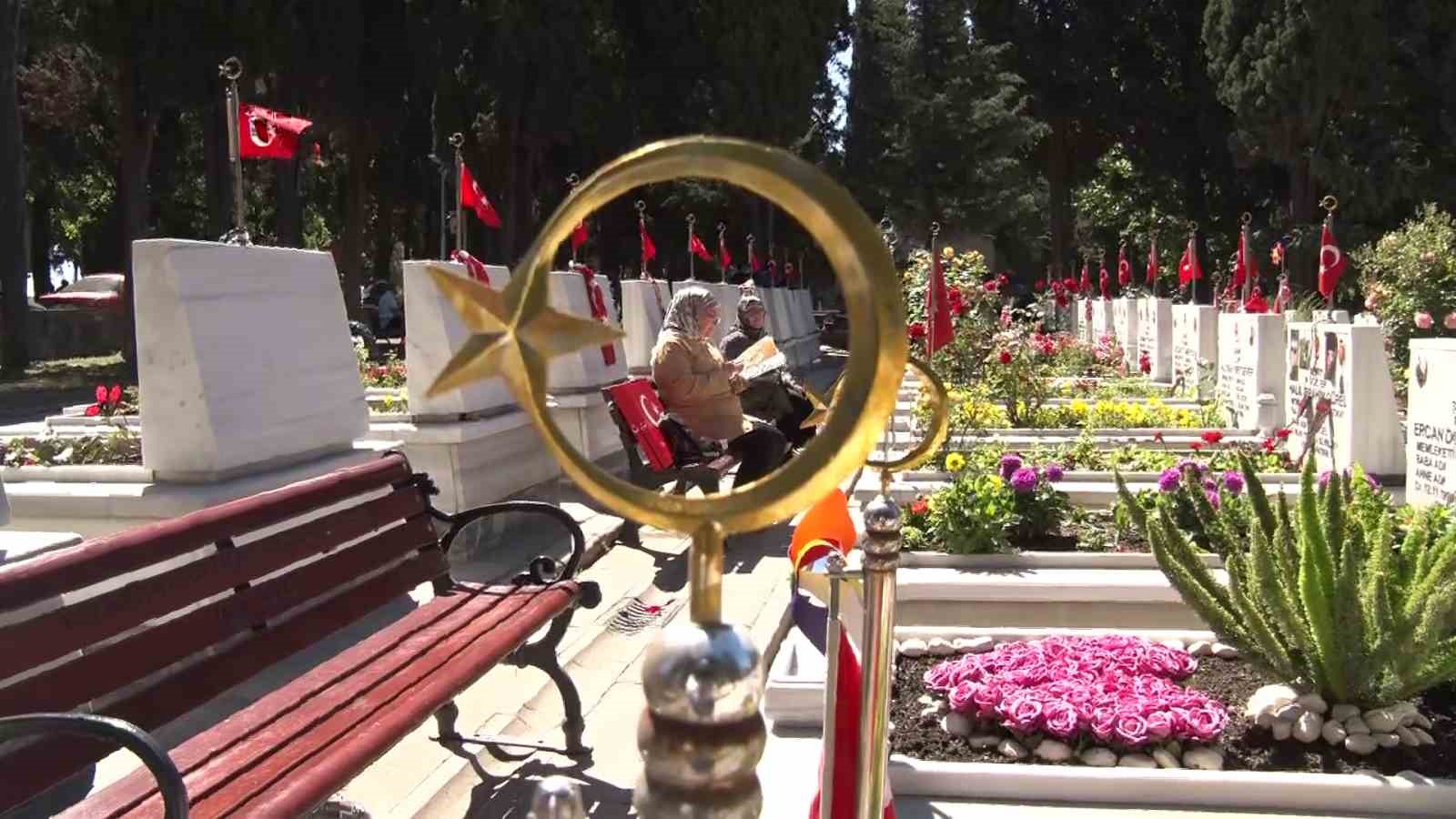 edirnekapi sehitliginde bayram ziyareti 0 TkVAm3AN