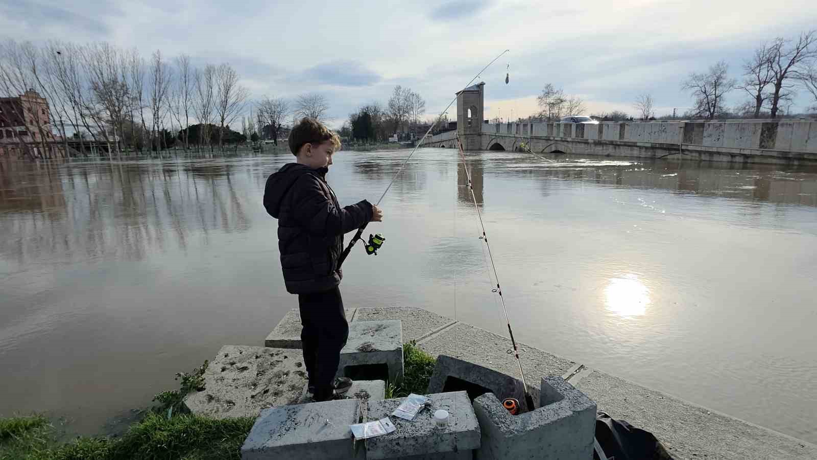 edirneliler taskin riski bulunan nehir kenarina akin etti 4 Fa8sGFvM