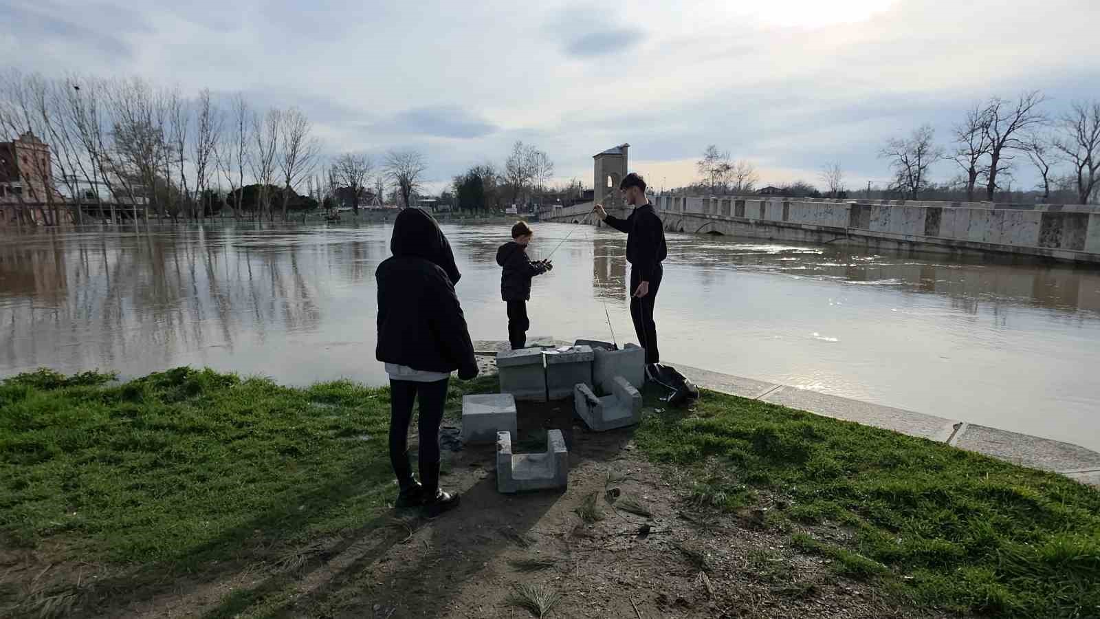 edirneliler taskin riski bulunan nehir kenarina akin etti 5 MGgiAXRI