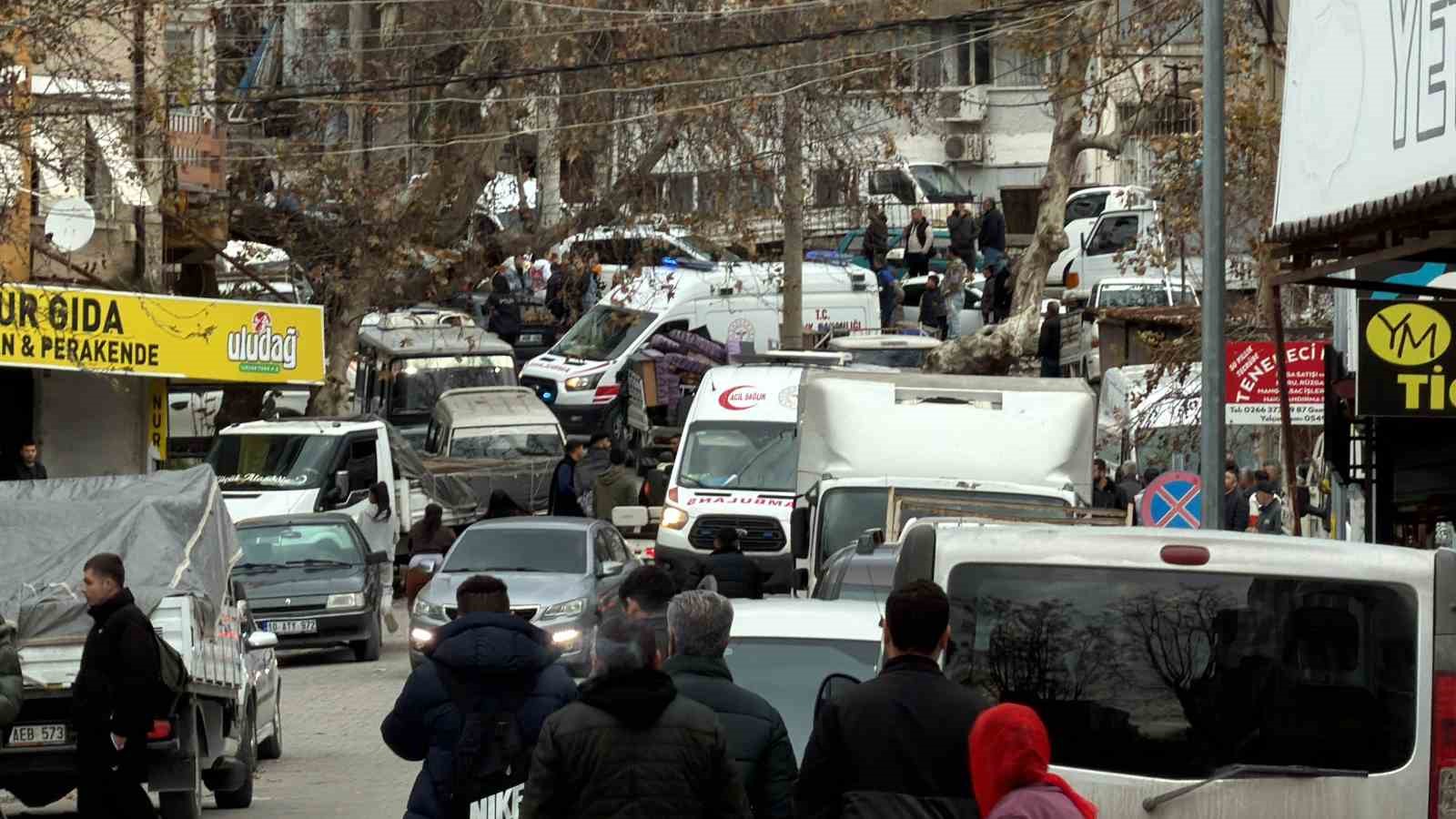 edremitte alacak verecek kavgasi kanli bitti 2 yarali 1 qWdAuhHg