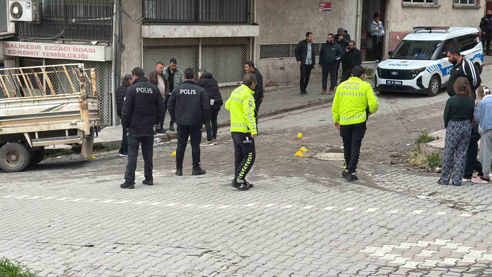 edremitte alacak verecek kavgasi kanli bitti 2 yarali 3 RhQd2mlG