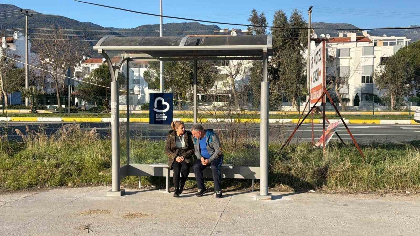 edremitte bir babanin kizi islanmasin diye yaptigi durak belediyeyi harekete gecirdi 1 WumqfsNB