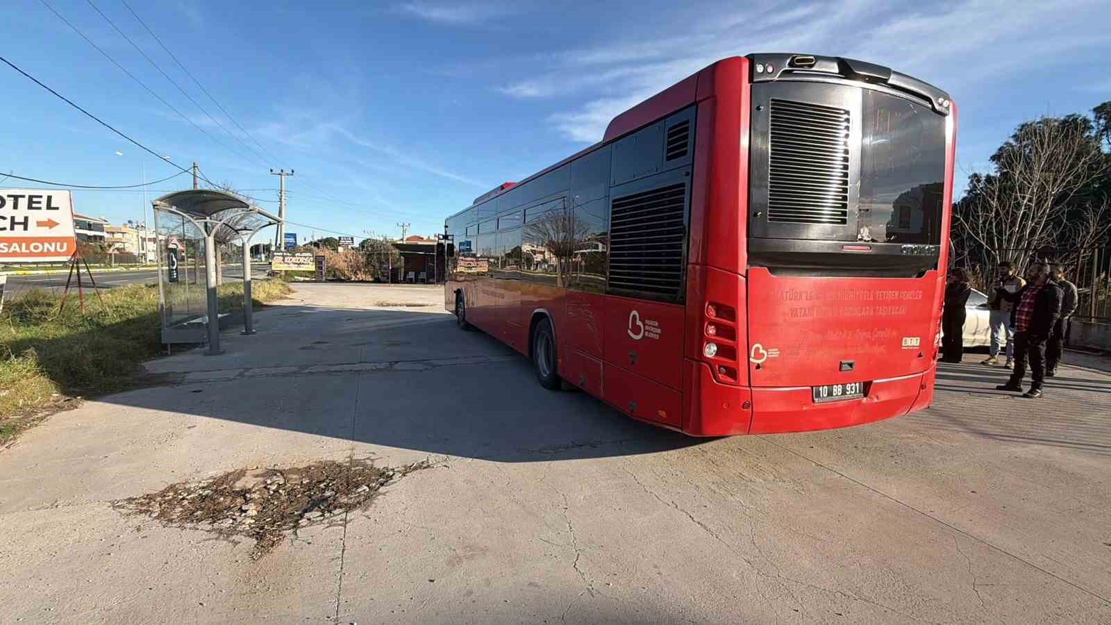 edremitte bir babanin kizi islanmasin diye yaptigi durak belediyeyi harekete gecirdi 3 AWFyZwml