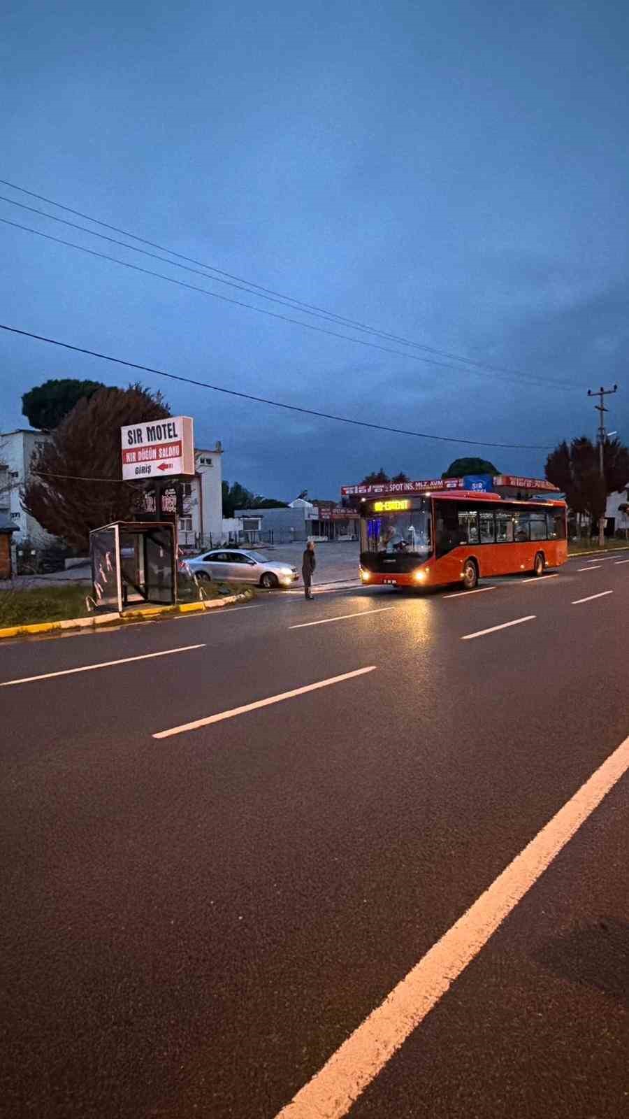 edremitte bir babanin kizi islanmasin diye yaptigi durak belediyeyi harekete gecirdi 4 dgcKzTUG