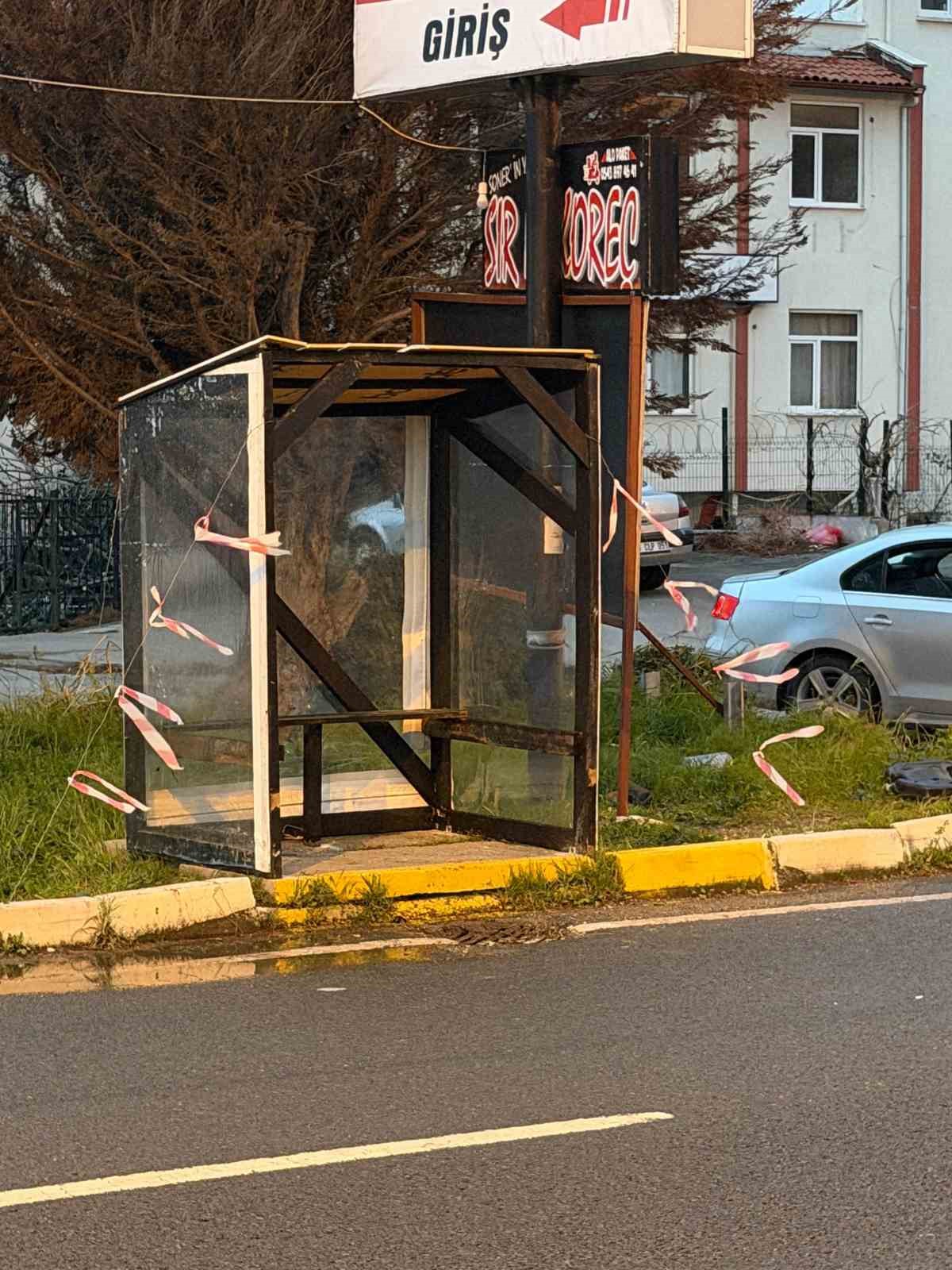 edremitte bir babanin kizi islanmasin diye yaptigi durak belediyeyi harekete gecirdi 5 2ZYi169S