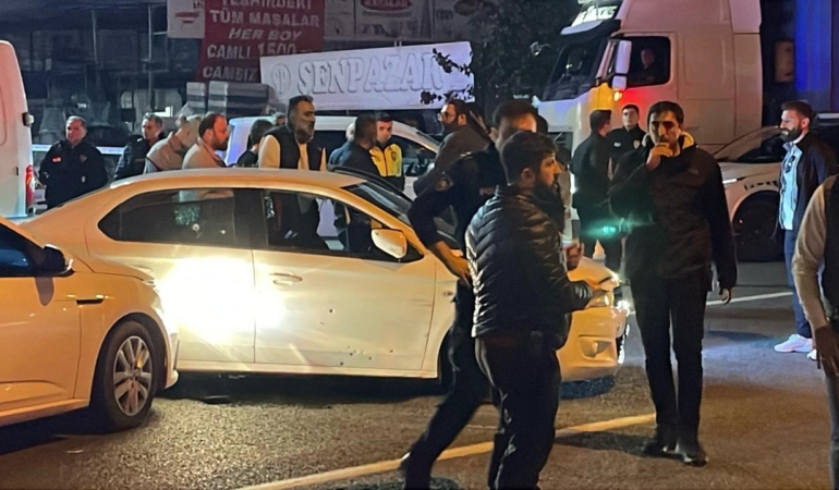 edremitte-dehset-gasp-ettigi-aracla-2-kisiyi-oldurdu-2si-polis-5-kisiyi-yaraladi-meyyit-Ic2nytkg.jpg