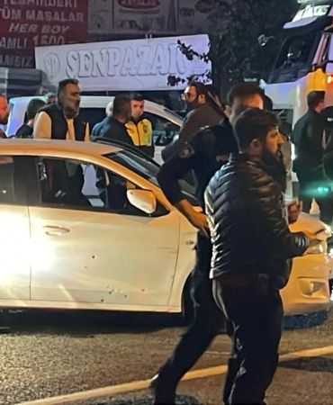 edremitte-dehset-gasp-ettigi-aracla-2-kisiyi-oldurdu-2si-polis-5-kisiyi-yaraladi-olu-KmFT5pdt.jpg