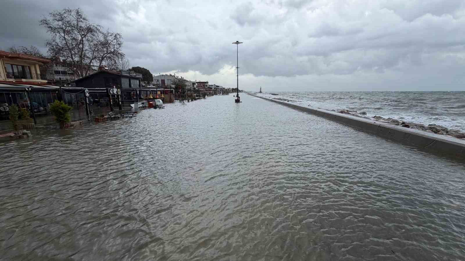 edremitte denizle kara birlesti isletmeler sular altinda kaldi 0 f9jXVk8u