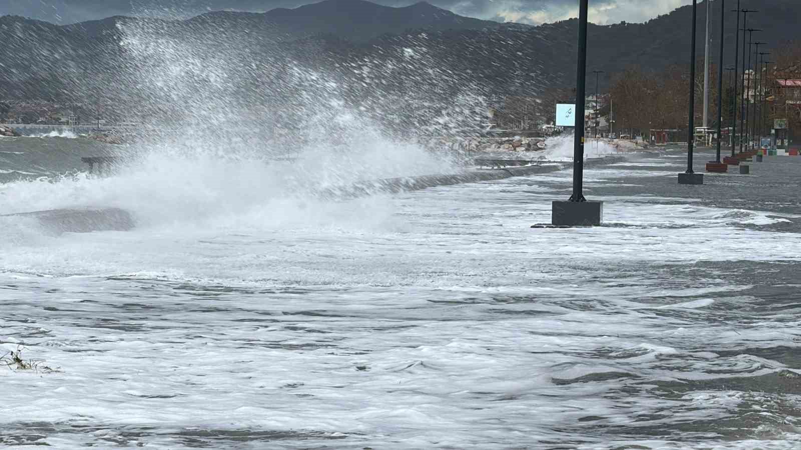 edremitte denizle kara birlesti isletmeler sular altinda kaldi 1 peY2mCSt