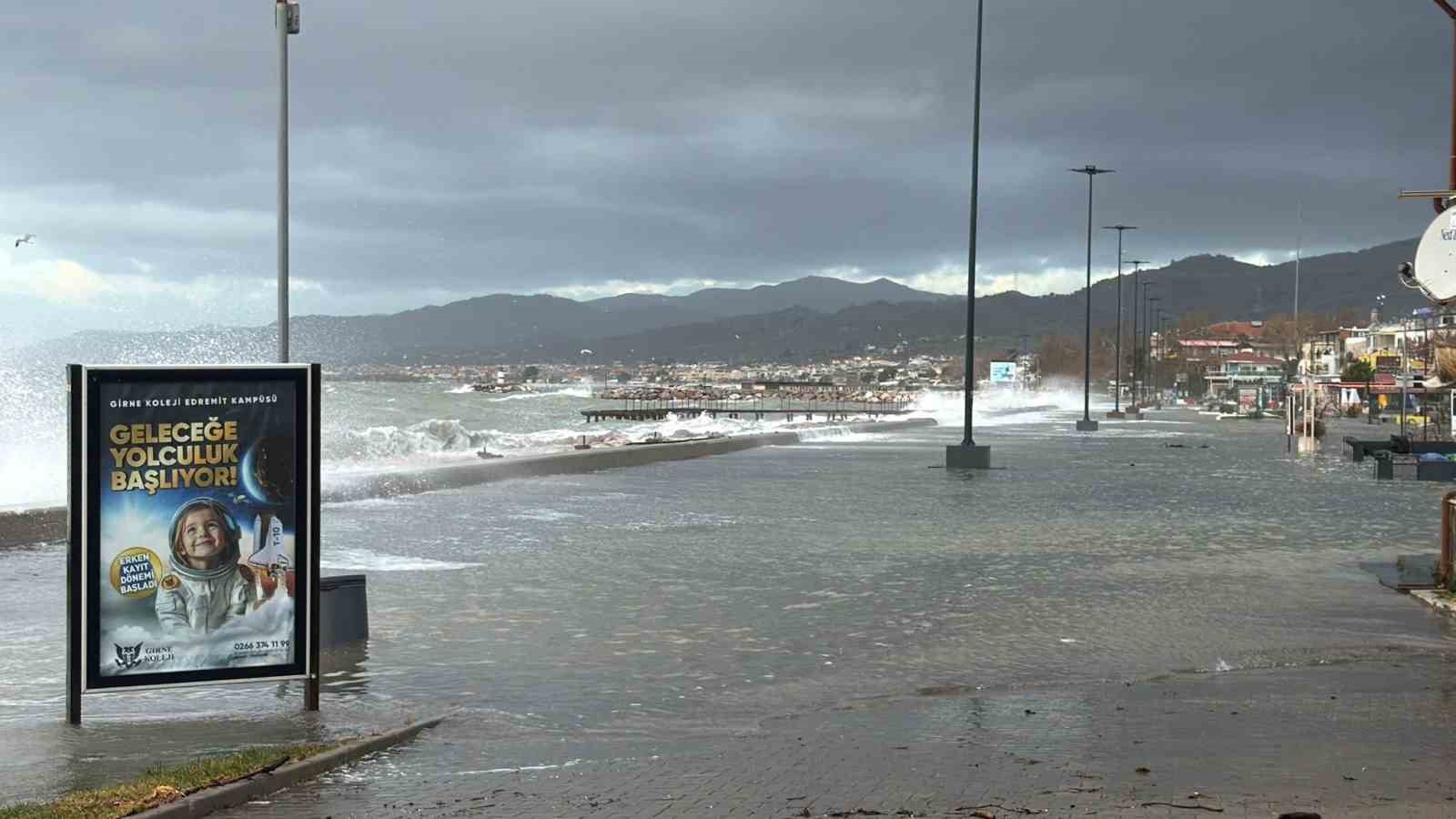 edremitte denizle kara birlesti isletmeler sular altinda kaldi 2 P4dhw5EU