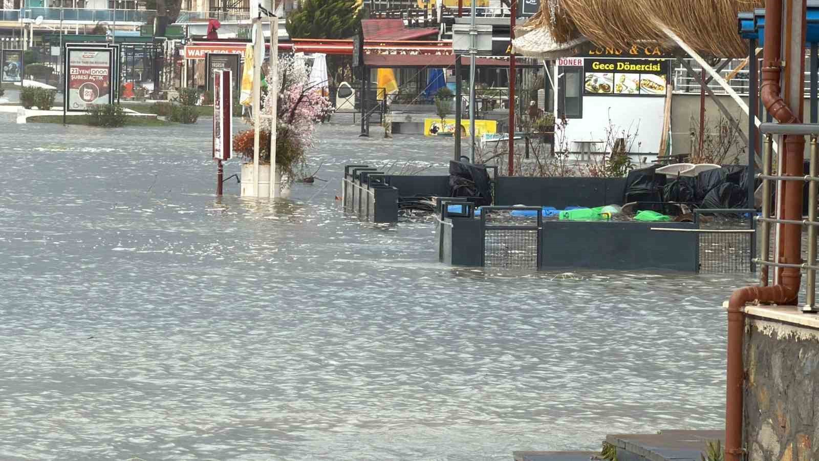 edremitte denizle kara birlesti isletmeler sular altinda kaldi 3 BRm7dm7m