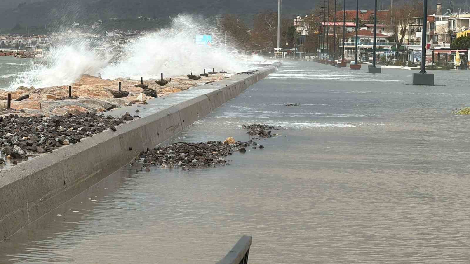 edremitte denizle kara birlesti isletmeler sular altinda kaldi 4 9tFNuk3Q