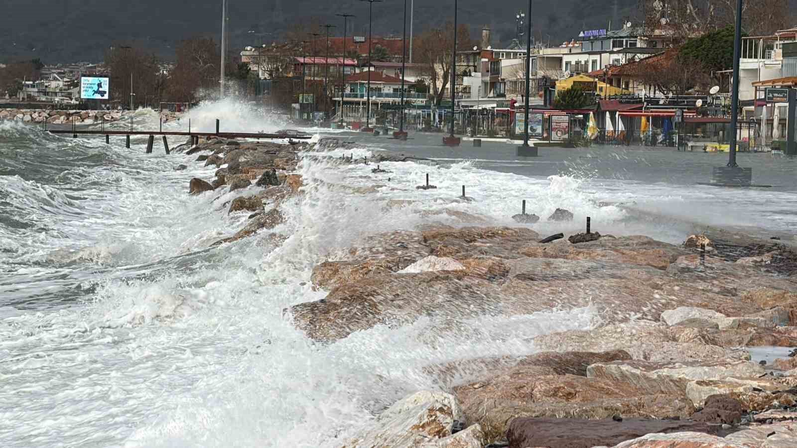 edremitte denizle kara birlesti isletmeler sular altinda kaldi 5 mQ9rptcl