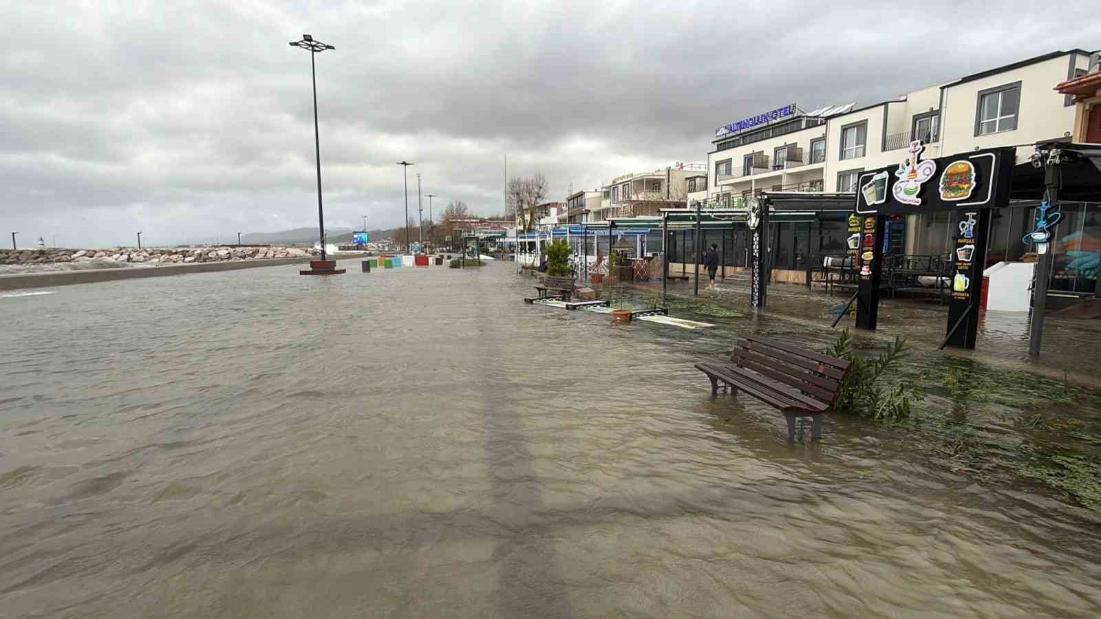 edremitte denizle kara birlesti isletmeler sular altinda kaldi 6 s9RlbDEk