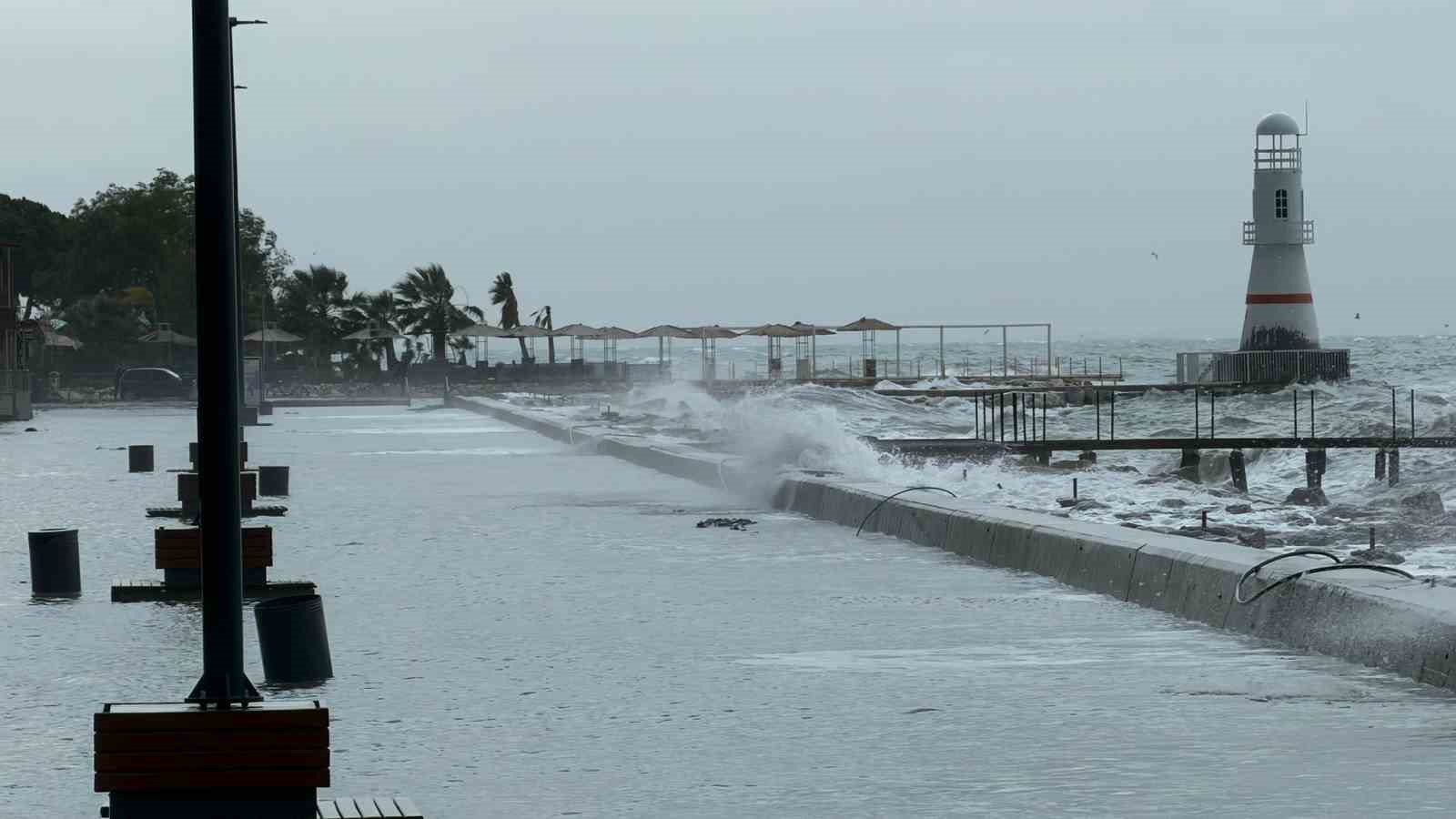 edremitte denizle kara birlesti isletmeler sular altinda kaldi 7 vZdCbhsE