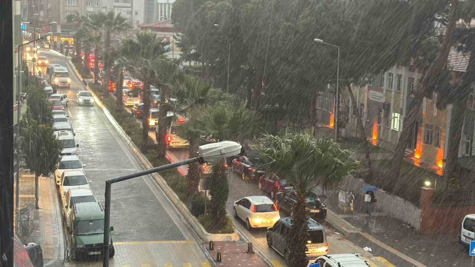 edremitte dolu ve lodos firtinasi etkili oldu 1 bNYb3KBt
