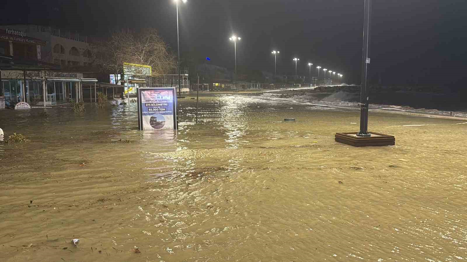 edremitte firtinada deniz ve kara adeta birlesti 1 5CQNb81M