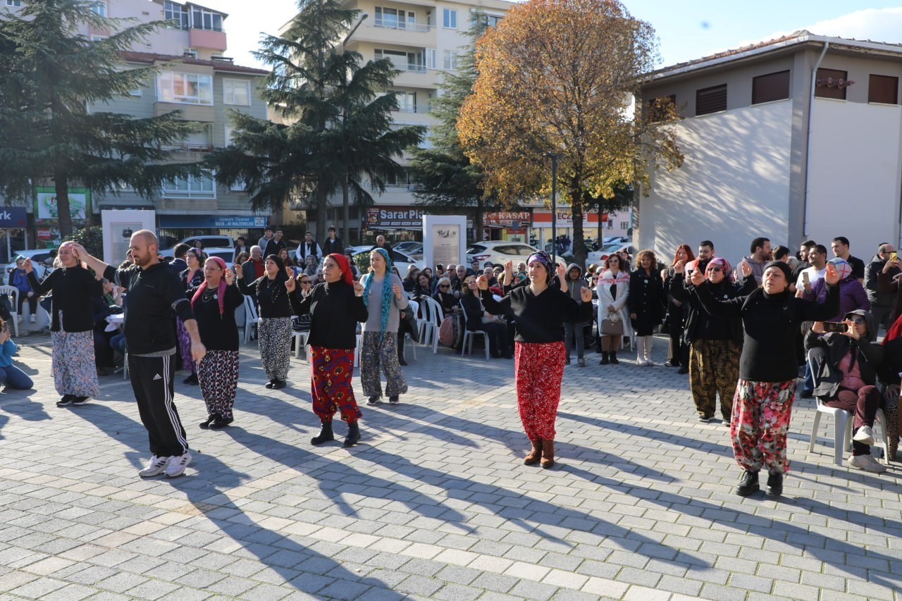 Edremit’te "Geleneksel Zeytin Hasat Sonu Meci Şenliği" coşkuyla başladı 8 edremitte geleneksel zeytin hasat sonu meci senligi coskuyla basladi 4 kMBWJYWE