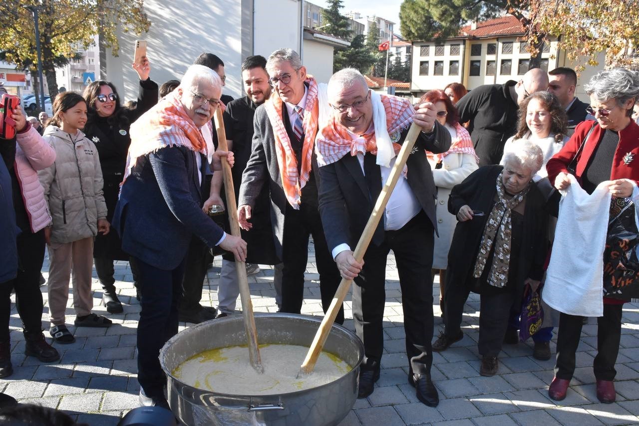 Edremit’te "Geleneksel Zeytin Hasat Sonu Meci Şenliği" coşkuyla başladı 10 edremitte geleneksel zeytin hasat sonu meci senligi coskuyla basladi 6 lGjgU7rG