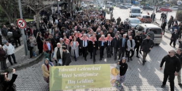 edremitte-geleneksel-zeytin-hasat-sonu-meci-senligi-coskuyla-basladi-Yh8j6chs.jpg