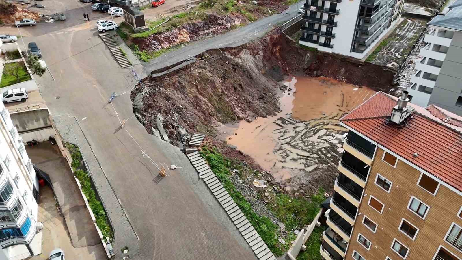 edremitte insaat alaninda toprak kaymasi 0