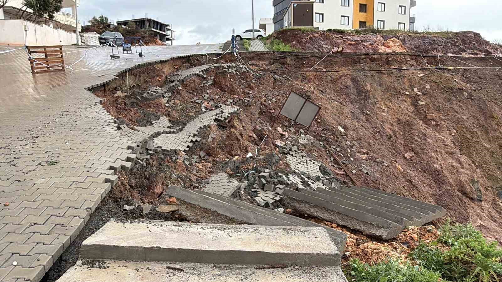 edremitte insaat alaninda toprak kaymasi 2 KRWrqDck
