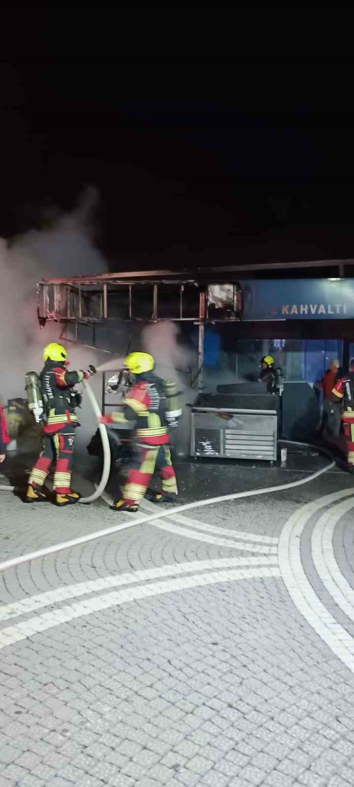 Edremit’te iş yerinde çıkan yangın itfaiye ekiplerince söndürüldü 5 edremitte is yerinde cikan yangin itfaiye ekiplerince sonduruldu 1