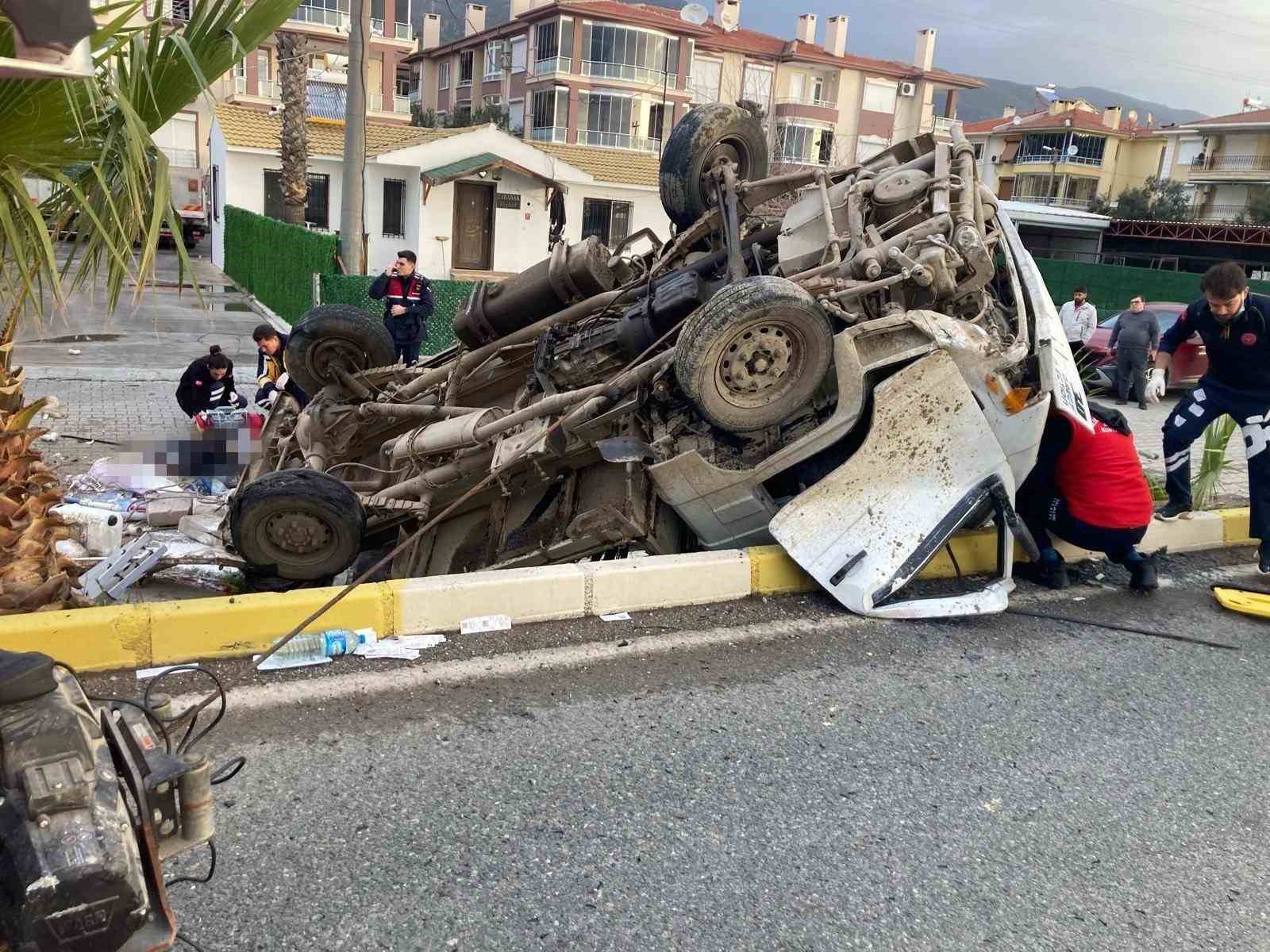 edremitte kamyonet bariyerlere girdi 2 olu 1 yarali 1 OOlywgY5