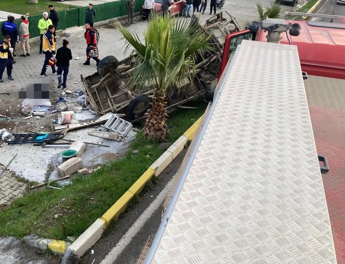 edremitte kamyonet bariyerlere girdi 2 olu 1 yarali 2 7rMbFumw