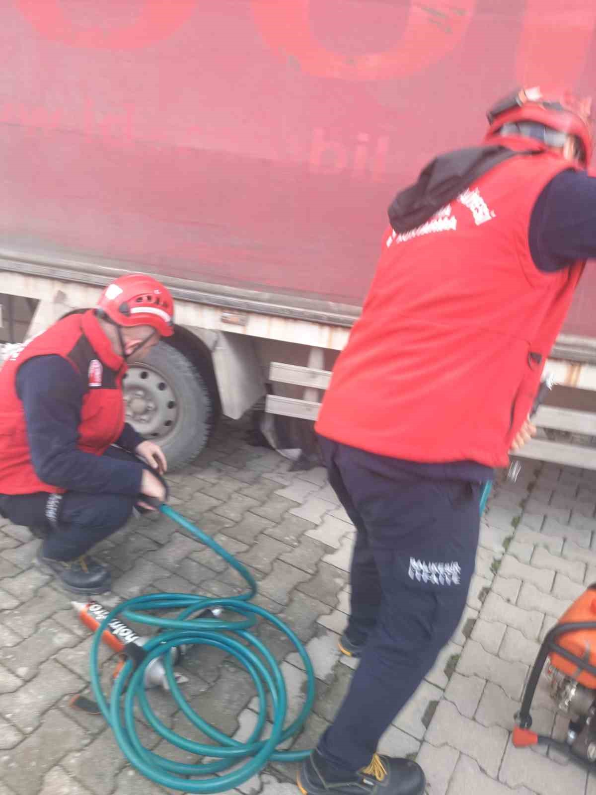 Edremit’te kamyonun altında kalan vatandaşı itfaiye kurtardı 4 edremitte kamyonun altinda kalan vatandasi itfaiye kurtardi 0 wwDyCwRq