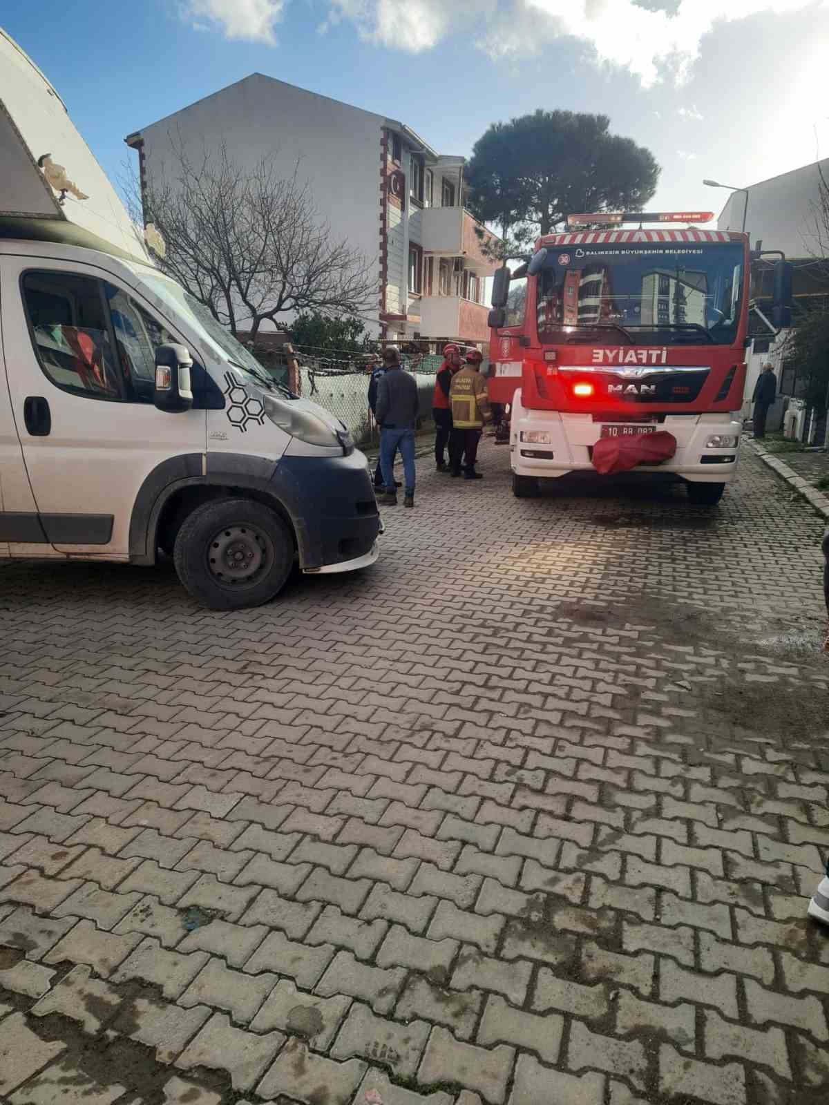 Edremit’te kamyonun altında kalan vatandaşı itfaiye kurtardı 5 edremitte kamyonun altinda kalan vatandasi itfaiye kurtardi 1 TEtUbzlm