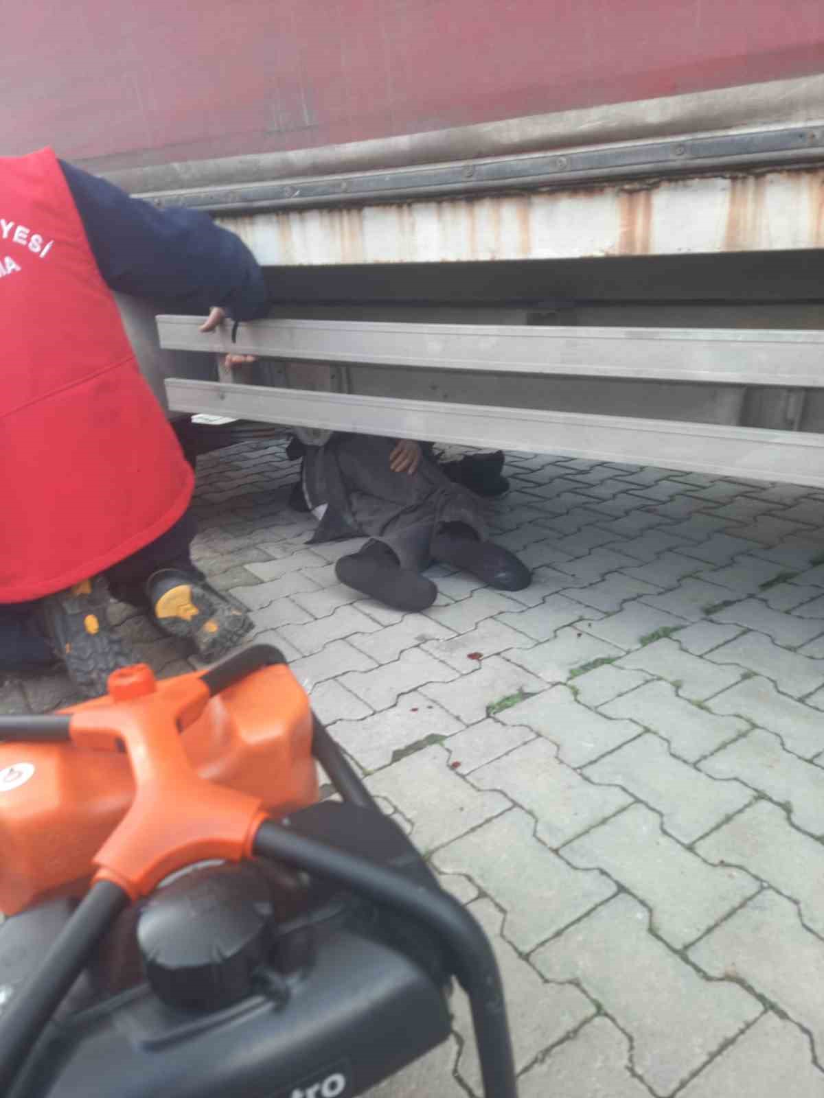 Edremit’te kamyonun altında kalan vatandaşı itfaiye kurtardı 6 edremitte kamyonun altinda kalan vatandasi itfaiye kurtardi 2 GqVbWHwc