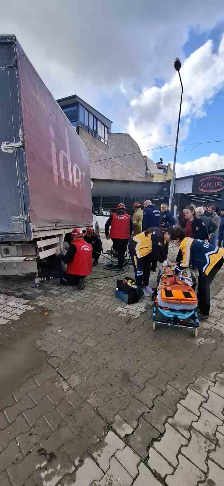 Edremit’te kamyonun altında kalan vatandaşı itfaiye kurtardı 7 edremitte kamyonun altinda kalan vatandasi itfaiye kurtardi 3