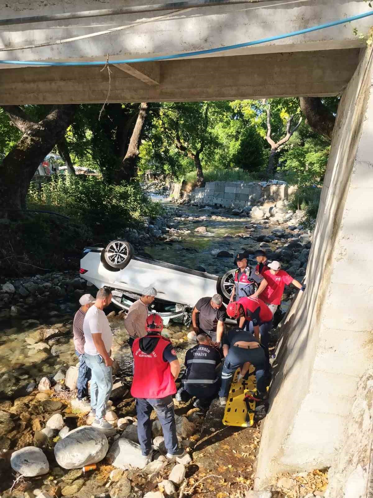 edremitte kontrolden cikan otomobil dereye uctu 1 yarali 0