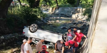 edremitte-kontrolden-cikan-otomobil-dereye-uctu-1-yarali-jN9YJnzG.jpg