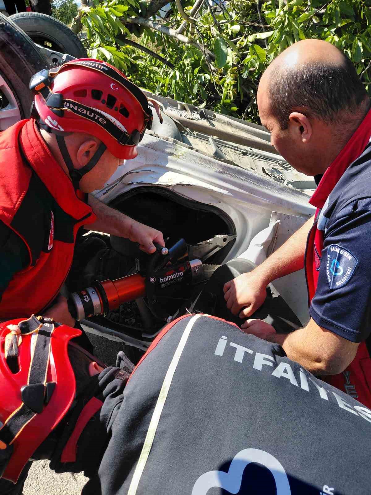 edremitte kontrolden cikan otomobil savruldu 1 olu 3 yarali 3