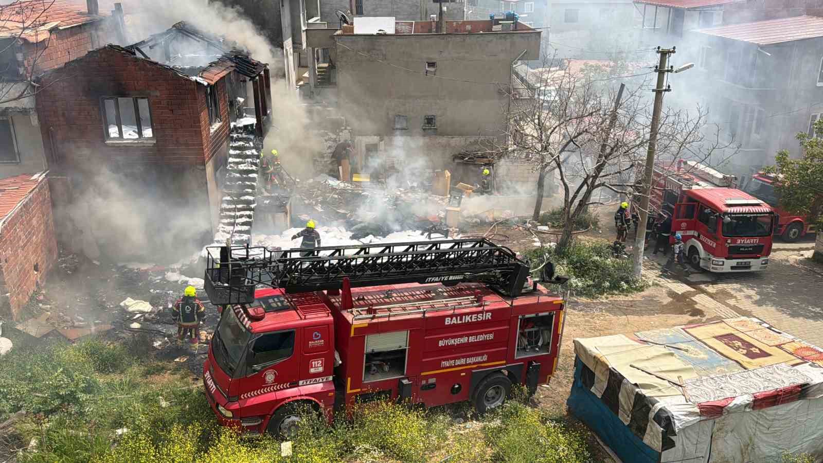 Edremit’te korkutan çöp ev yangını 4 edremitte korkutan cop ev yangini 0 RwALStHR