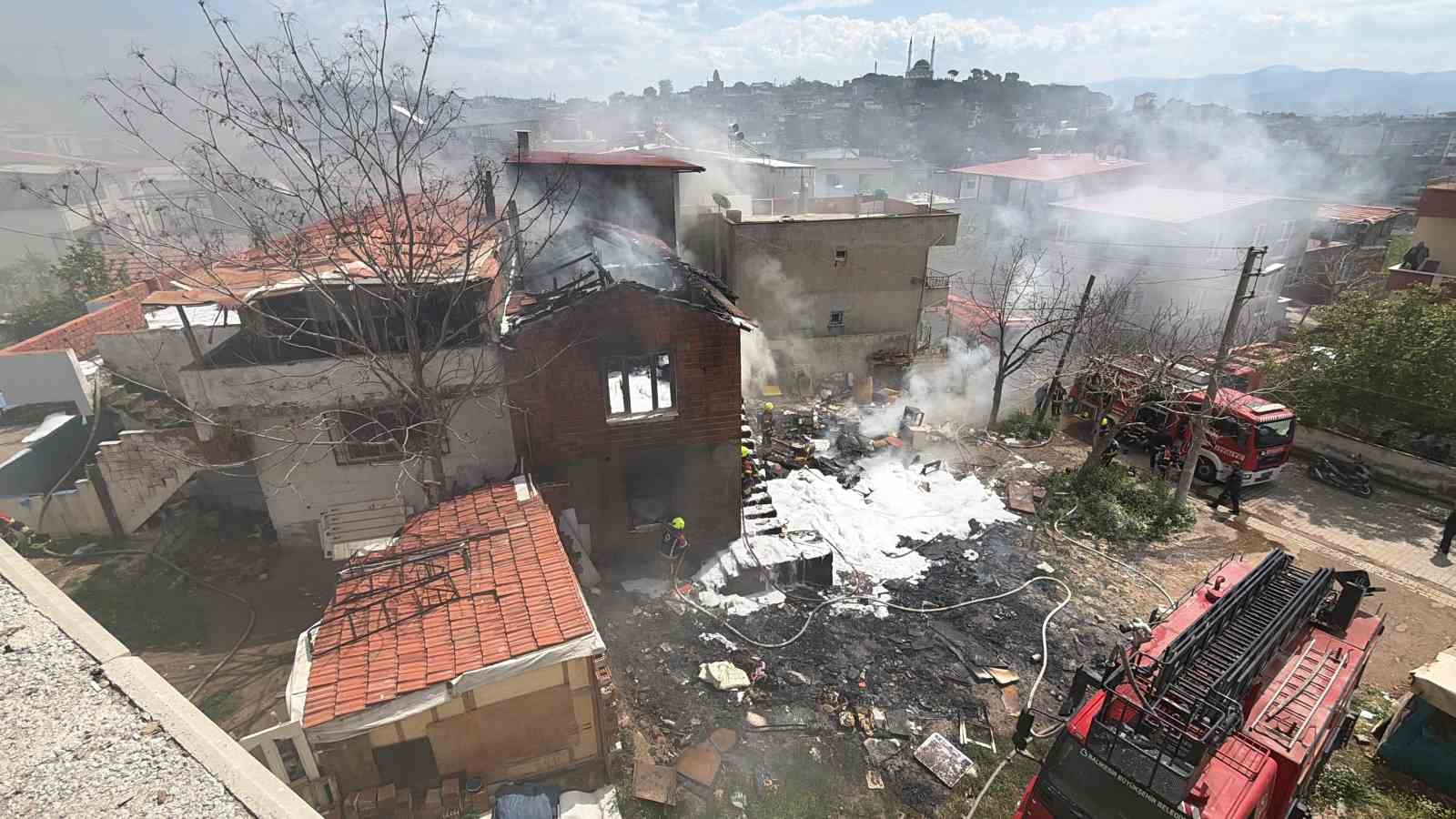 Edremit’te korkutan çöp ev yangını 5 edremitte korkutan cop ev yangini 1 Bp2b3P7e