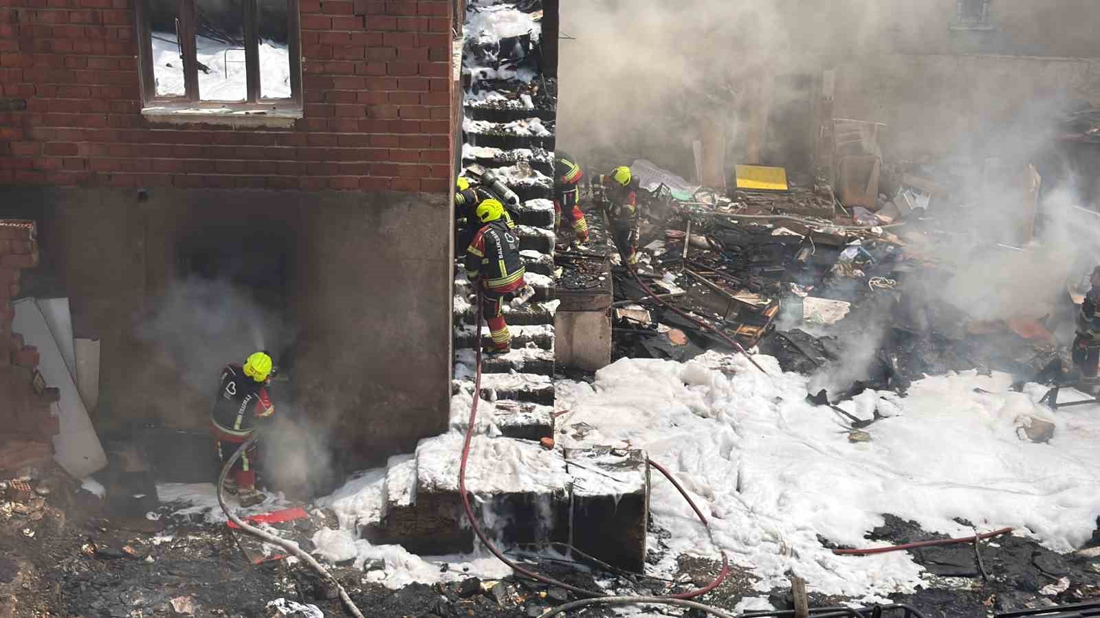 Edremit’te korkutan çöp ev yangını 6 edremitte korkutan cop ev yangini 2 2qnOjWX1