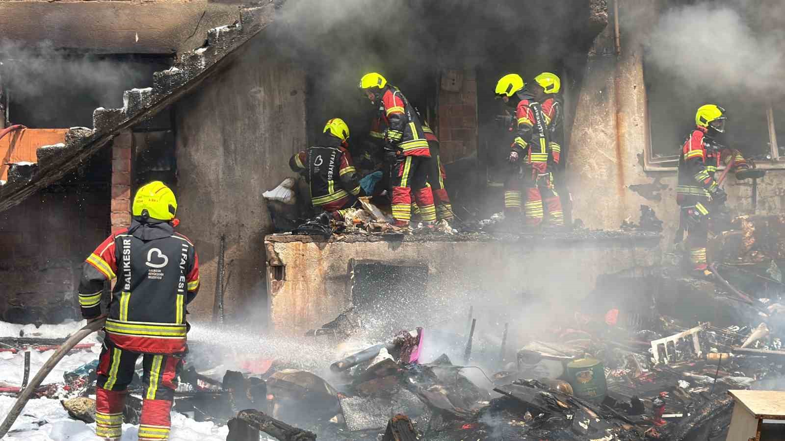 Edremit’te korkutan çöp ev yangını 8 edremitte korkutan cop ev yangini 4 9rcLDQLr
