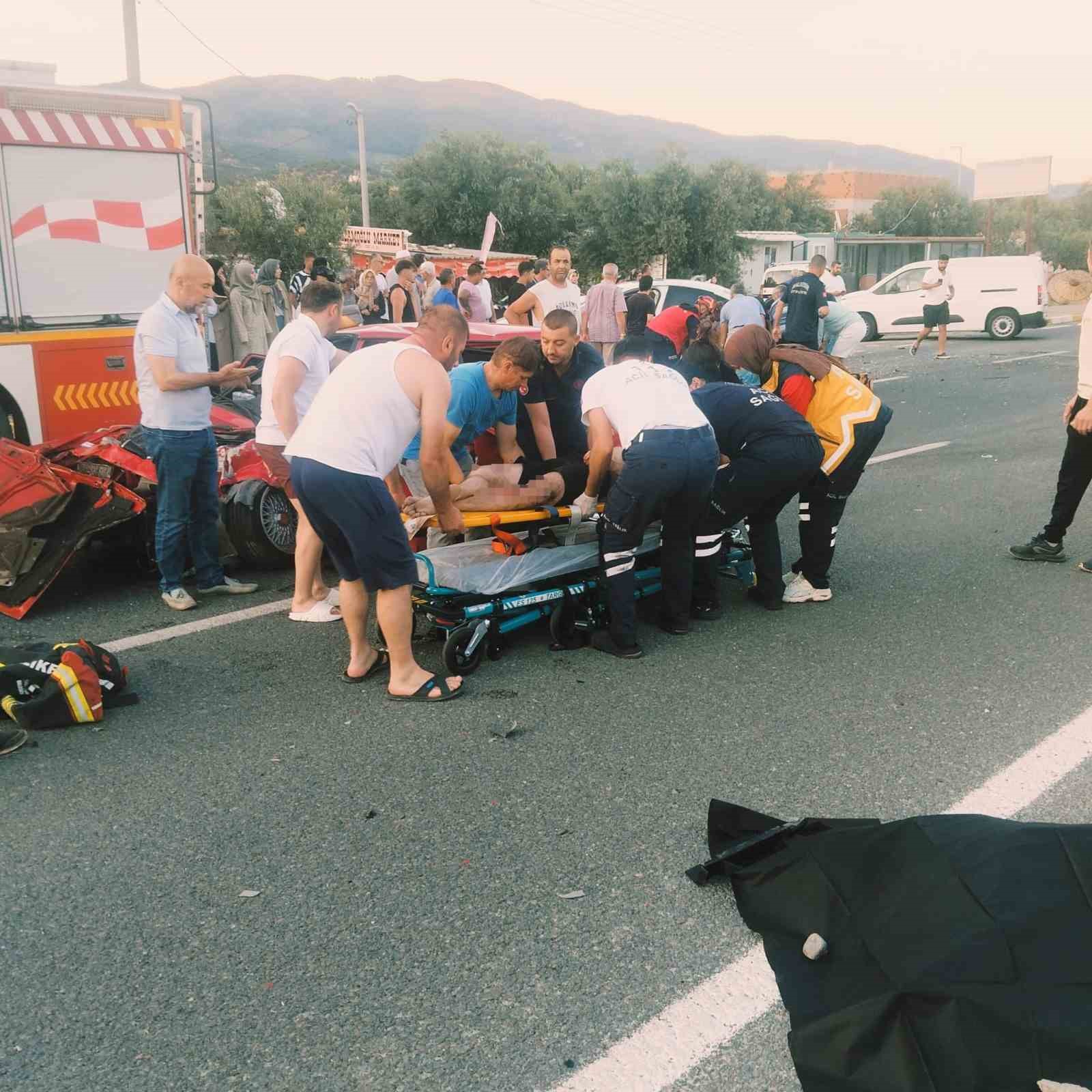 edremitte otomobiller carpisti 2 olu 3 agir yarali 0 ZKVEwNzB