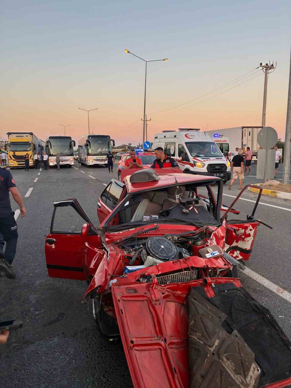 edremitte otomobiller carpisti 2 olu 3 agir yarali 1 CNBrltYs