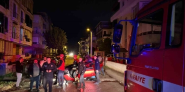 edremitte-park-halindeki-araca-carpan-otomobil-takla-atti-37KBvwwi.jpg